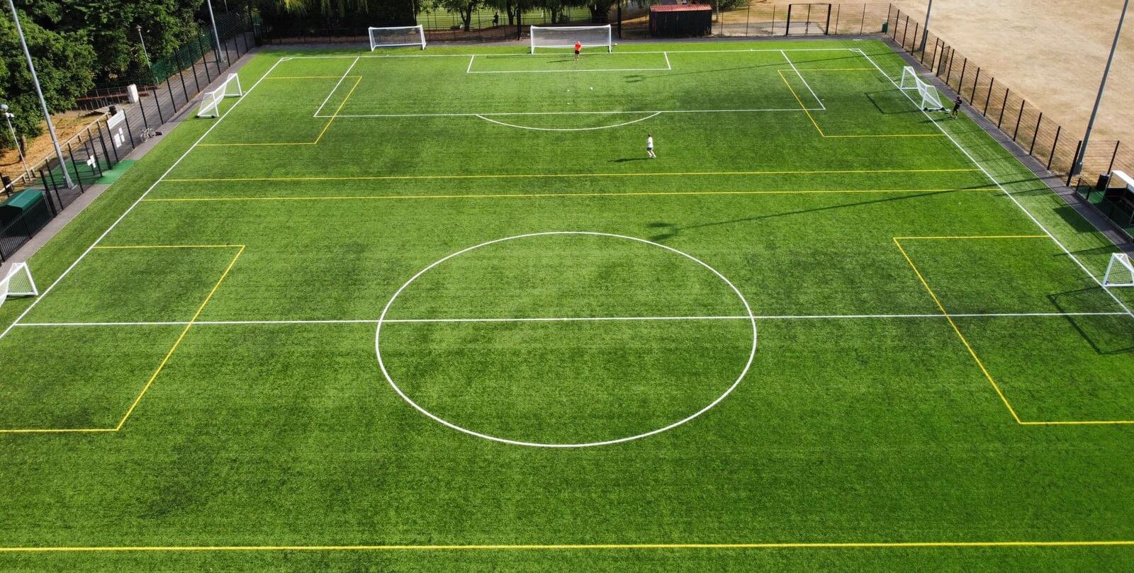 thi cong san bong da